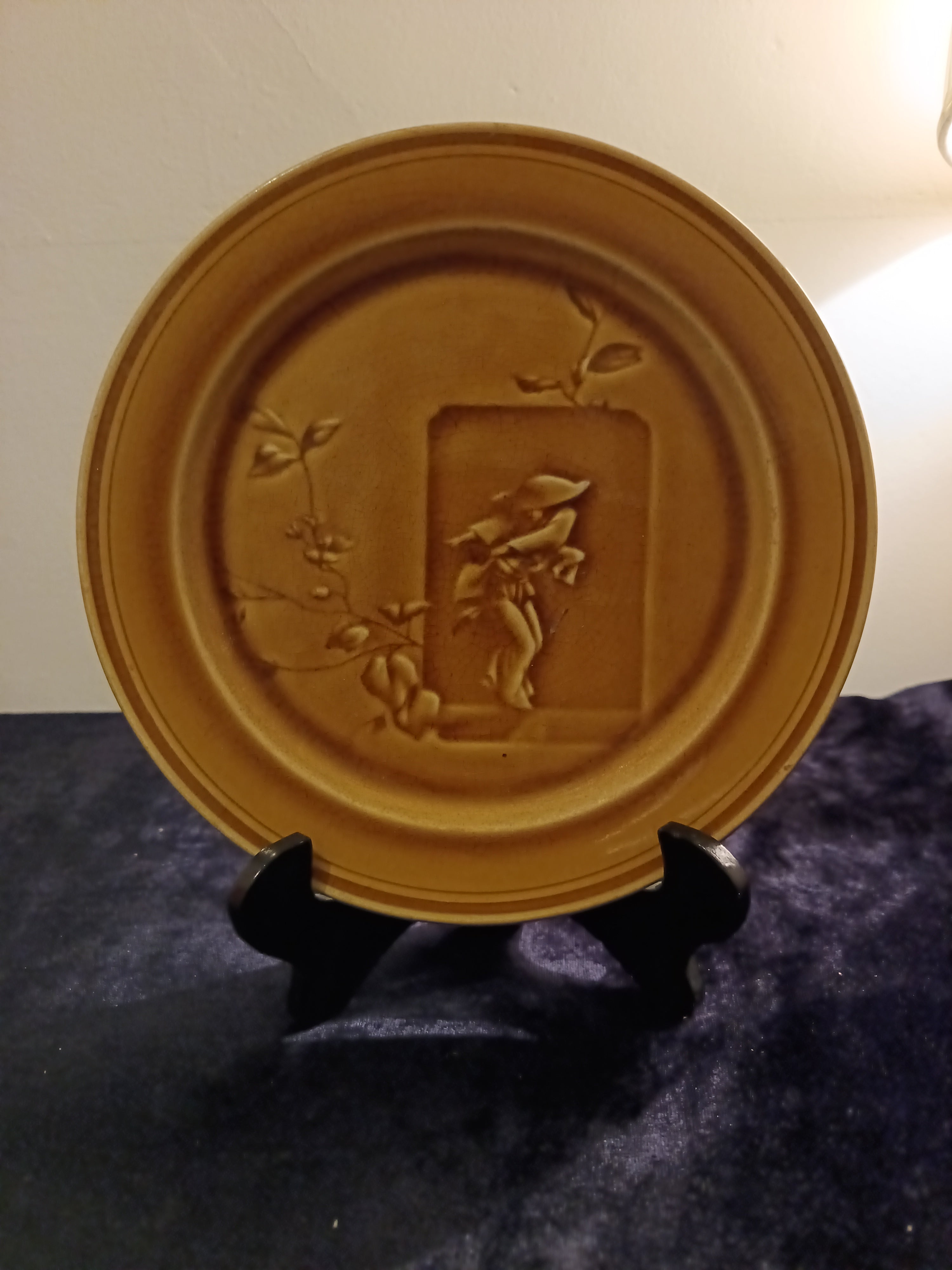 A French majolica plate, stylized Japanese scene from the Choisy-le-Roi factory 1880