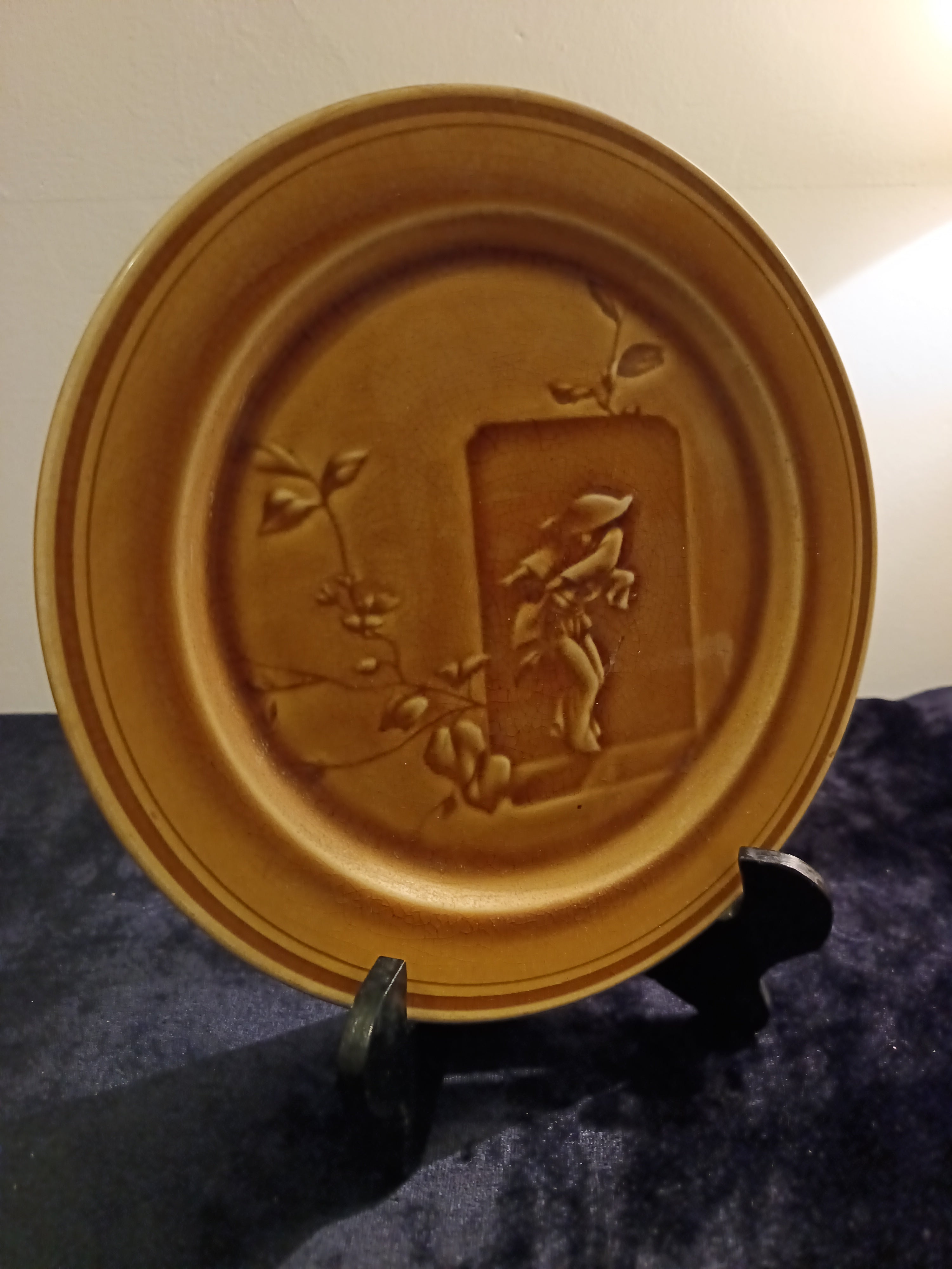 A French majolica plate, stylized Japanese scene from the Choisy-le-Roi factory 1880