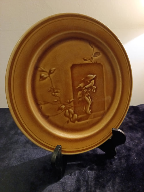 A French majolica plate, stylized Japanese scene from the Choisy-le-Roi factory 1880